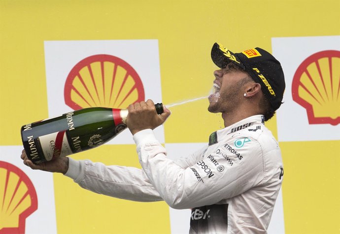 Lewis Hamilton celebra su triunfo en Spa