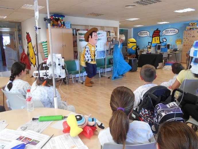 Los personajes de Disney divierten a los niños ingresados en el Reina Sofía