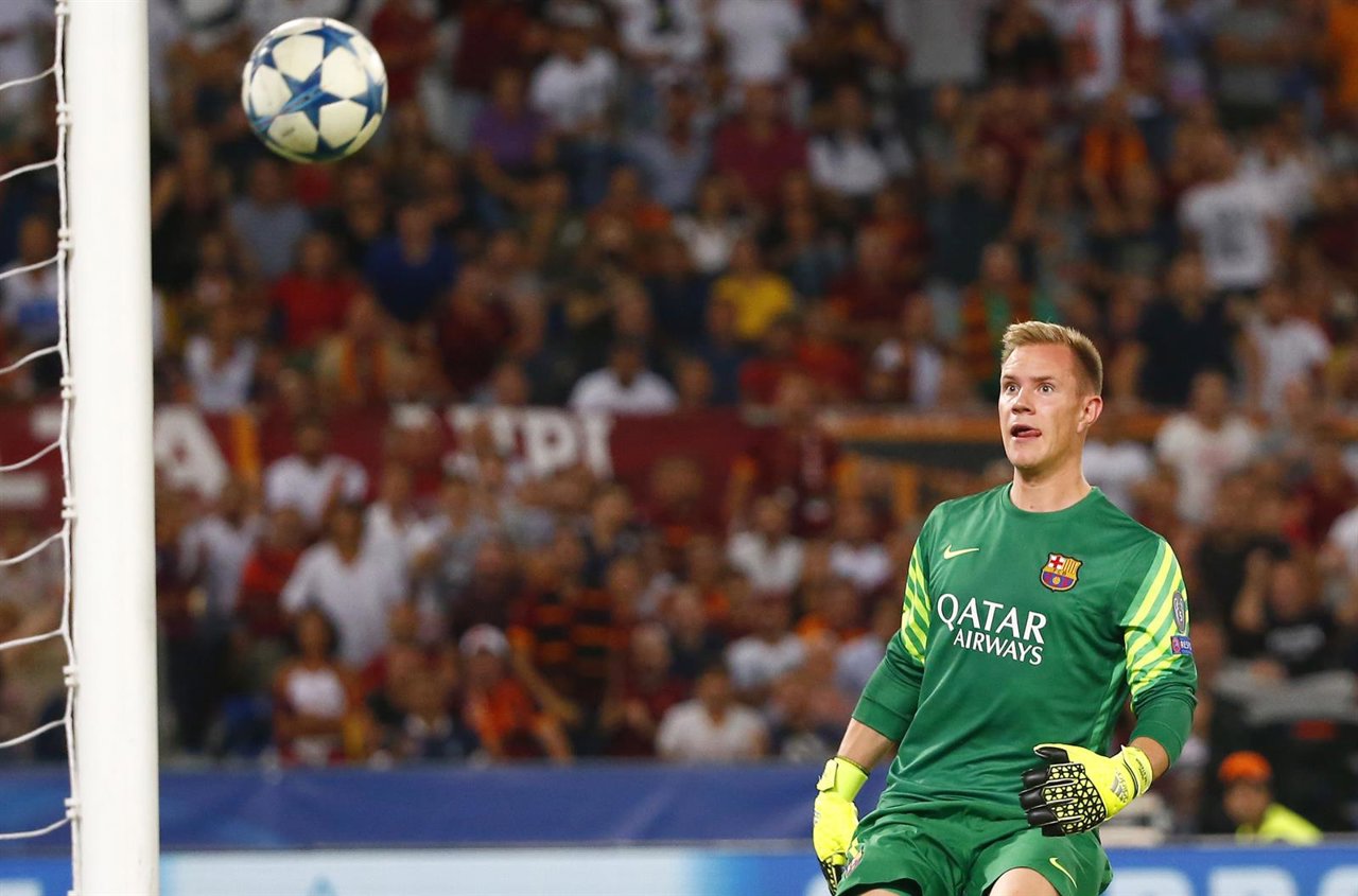 AS Roma's Florenzi shoot and score as Barcelona's goalkeeper Stegen looks on dur