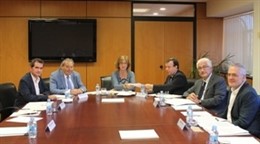 La consellera I.Rigau con representantes de la escuela concertada