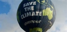 Climate Balloon over Coal Plant in Germany
Klimaballon am Kraftwerk Niederausse