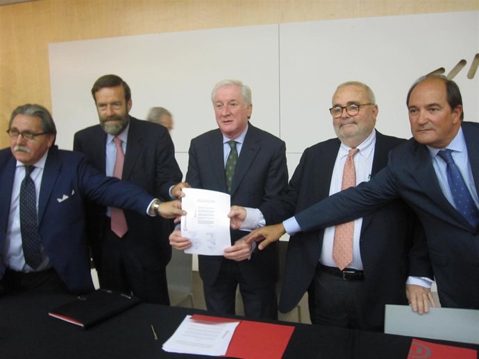 Méndez Pozo muestra el manifiesto junto a otros presidentes de Cámaras