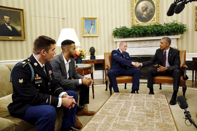 Obama recibe a los héroes del tren de Francia