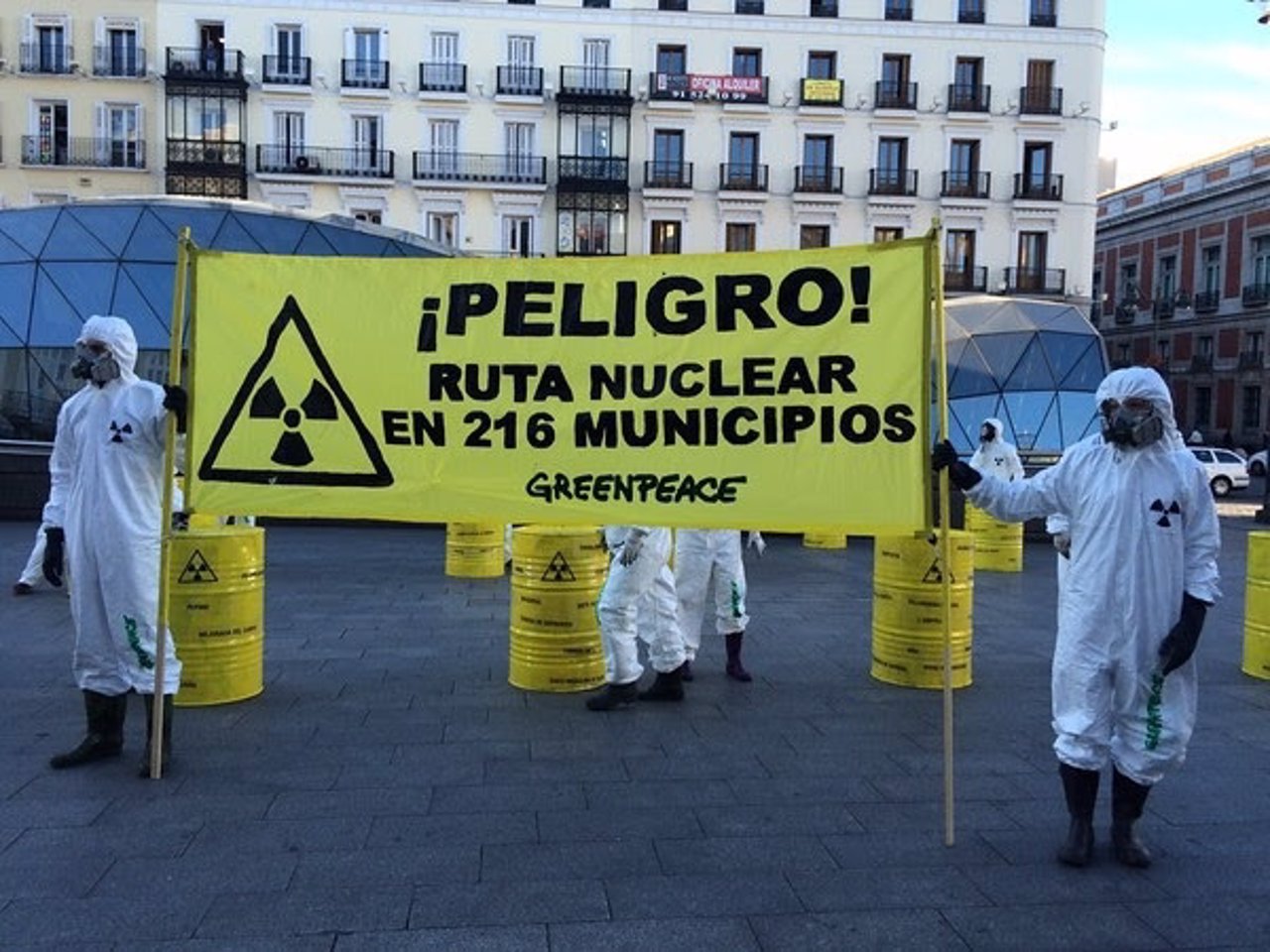 Activistas de Greenpeace instalan bidones radiactivos en la Puerta del Sol