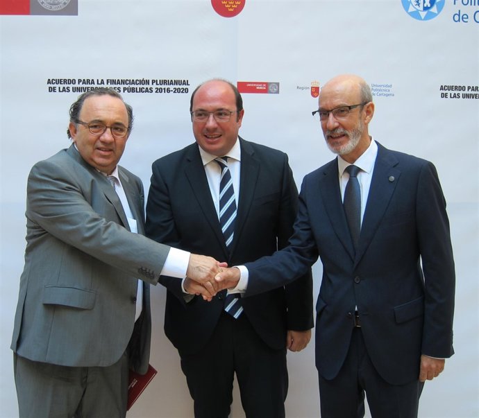 Orihuela, Sánchez y Franco se estrechan la mano tras el acuerdo