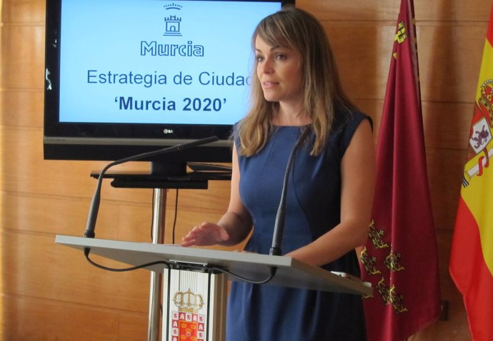 La portavoz de Gobierno, Rebeca Pérez, explicando 'Murcia 2020'