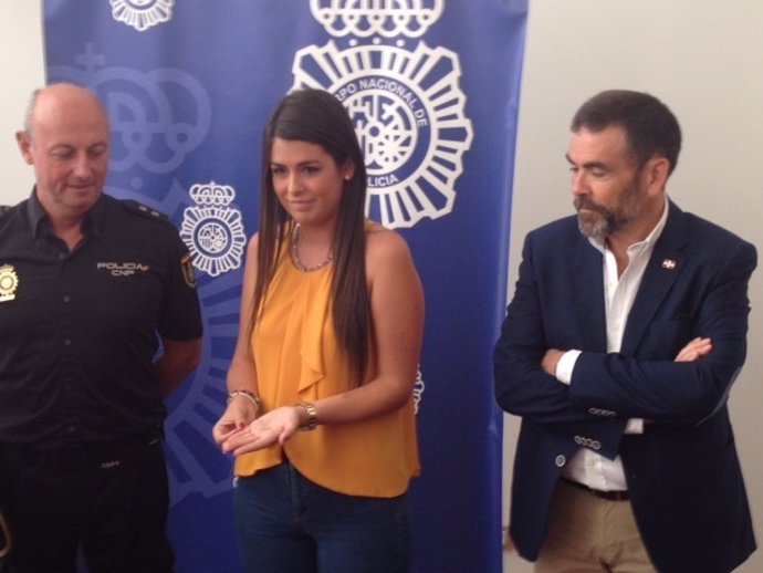 Choni López, hija del alcalde, muestra la pulsera recuperada