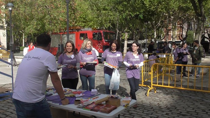 El equipo de la III Lanzadera de Empleo recogió material escolar solidario