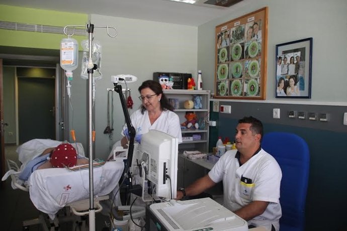 El doctor Ángel Molina junto a la enfermera Carmen Jordán en una de las consulta