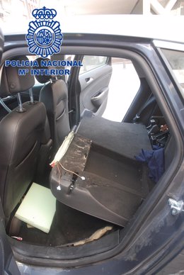La 'caleta' localizada en el asiento trasero del coche investigado