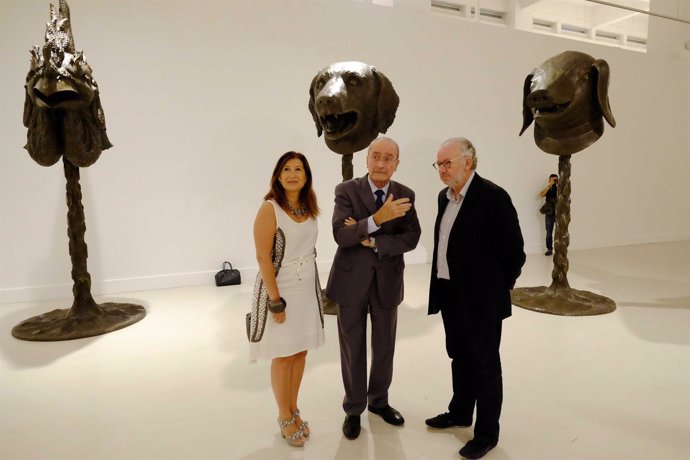 El alcalde, Francisco de la Torre, visita la obra de Ai Weiwei