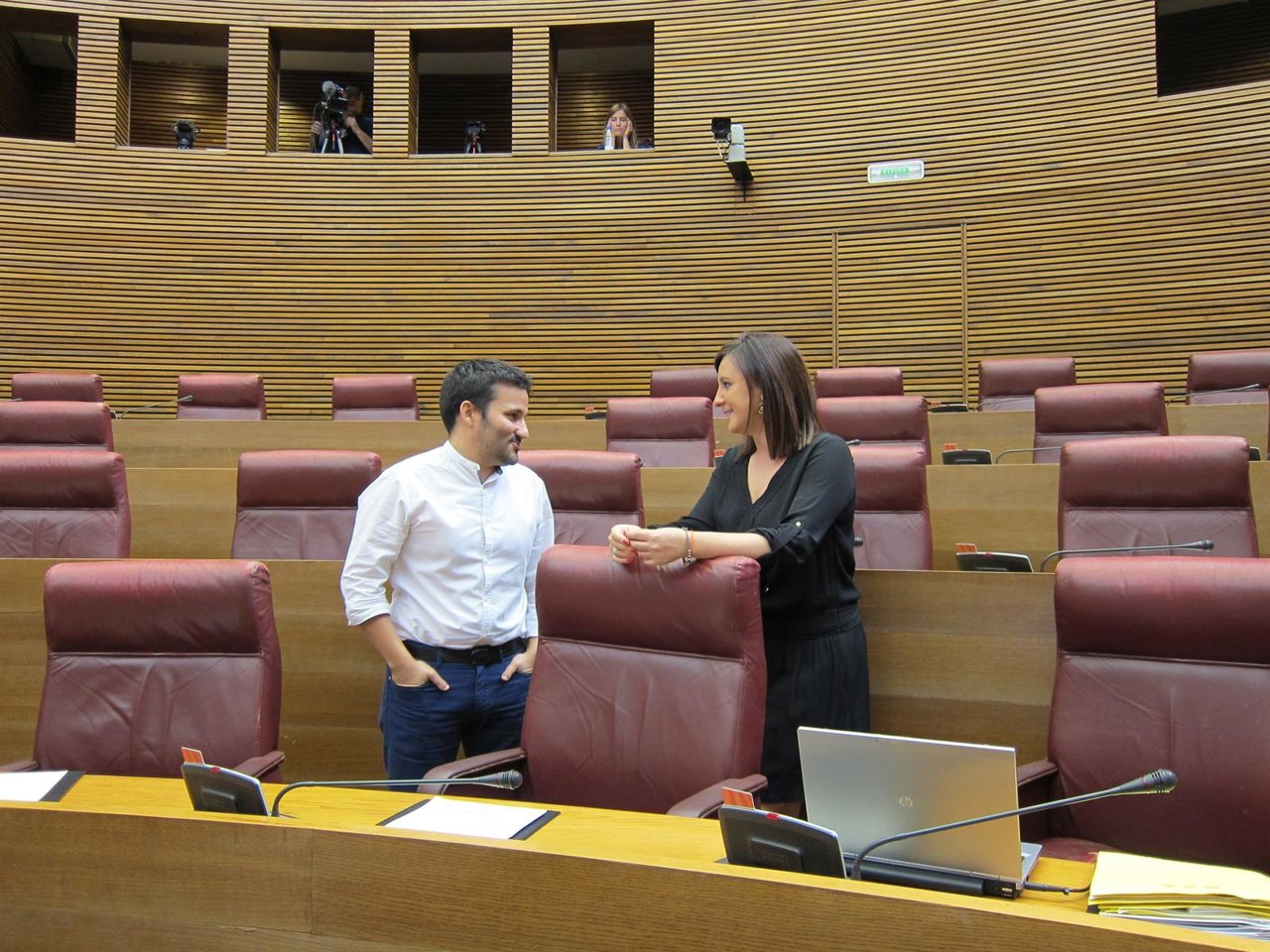 Vicent Marzà y María José Català conversan en las Corts 