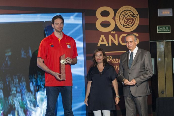 Pau Gasol, Soraya Sáenz de Santamaría y José Luis Sáez, presidente de la FEB