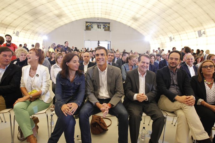 Pedro Sánchez se reúne con alcaldes y concejales