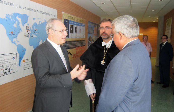 Durán, Gómez y Ramírez de Arellano charlan antes del acto de apertura de curso.