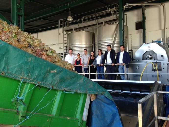 Mario Jiménez, en una bodega de Rociana del Condado. 