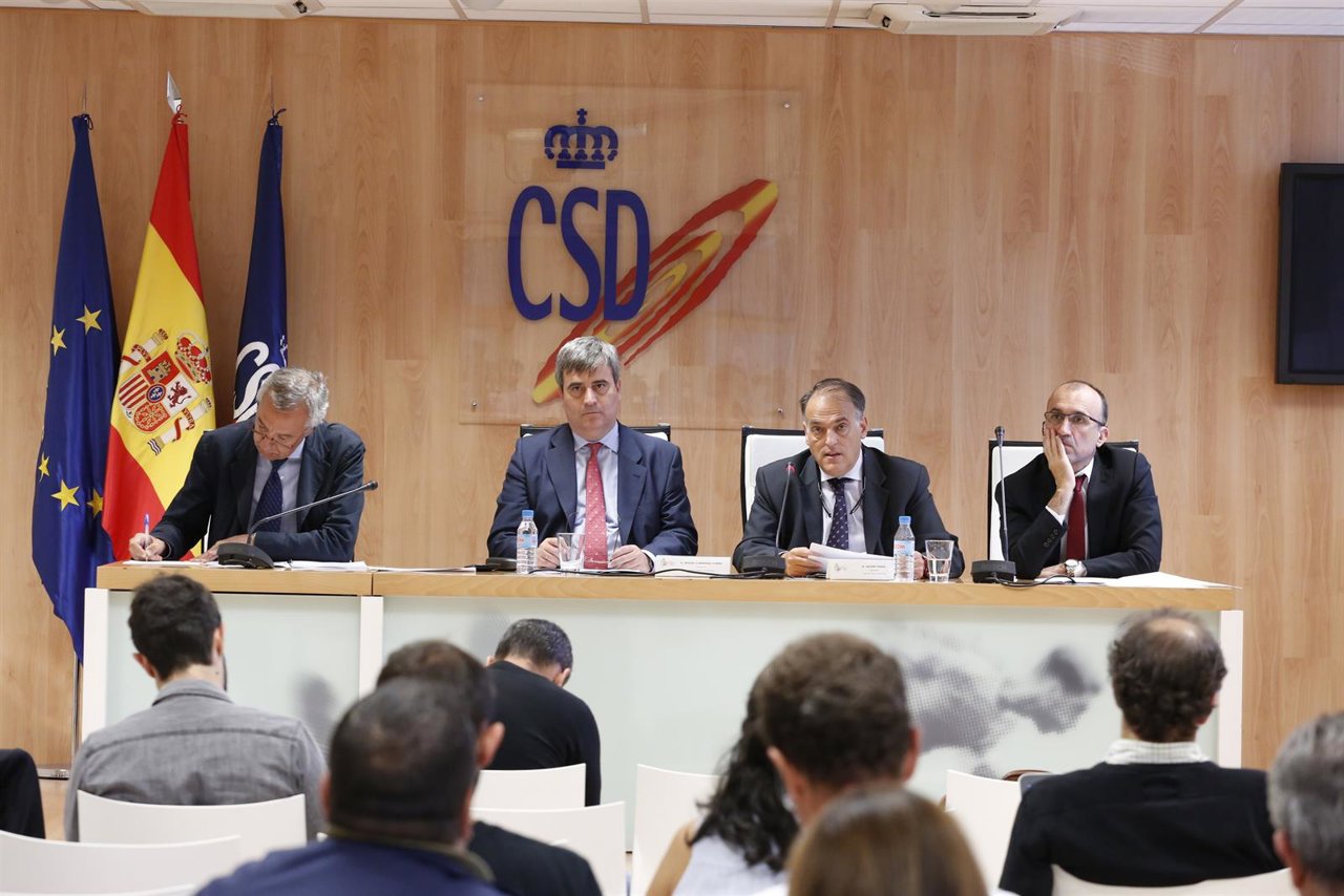 Cardenal y Tebas presentan la deuda de los clubes