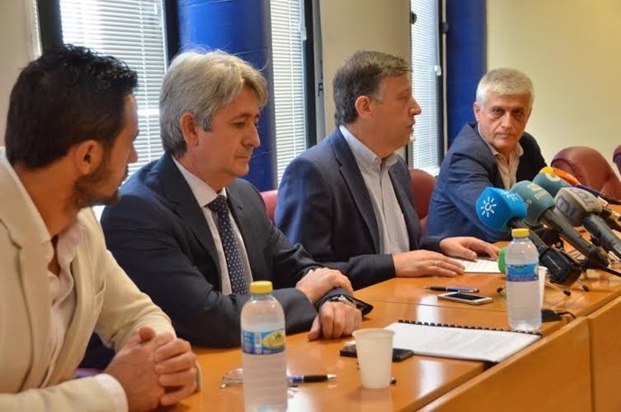 El director de Cepsa en Huelva, Ignacio Agüero, y el alcalde de Palos, Carmelo.