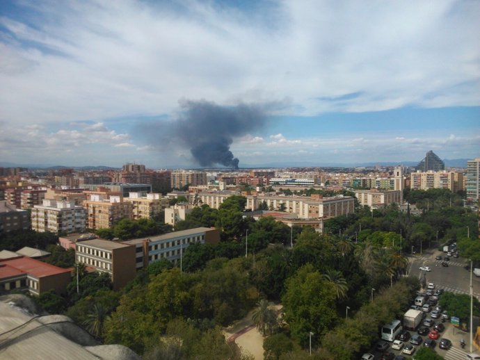 Columna de humo por el incencio en Fuente del Jarro