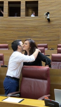 Vicent MArzà y María José Català se saludan en las Corts