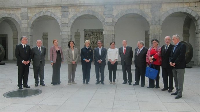 Revilla con la defensora del Pueblo y los defensores autonómicos