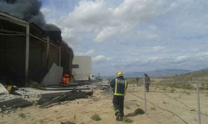 Imagen del incendio declarado en la nave del polígono La Polvorista