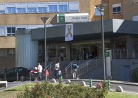 El Hospital Infantil luce un lazo dorado por la campaña contra el cáncer