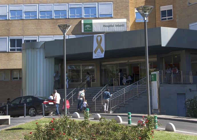 El Hospital Infantil luce un lazo dorado contra el cáncer