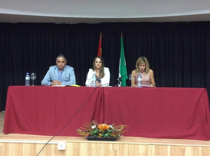 Ruiz (centro) en la inauguración en Fuente Palmera