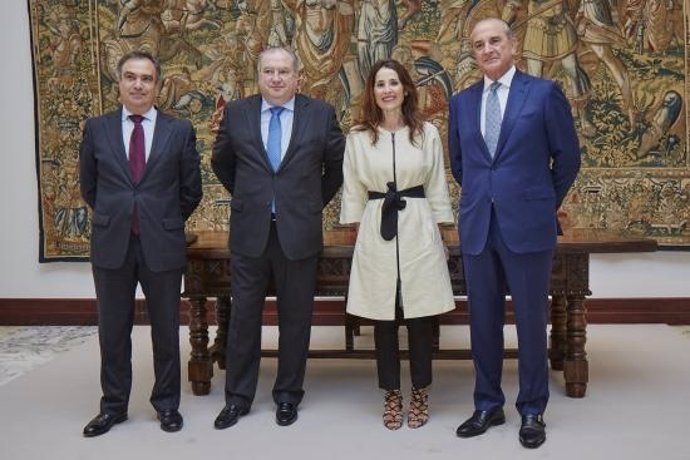 La presidenta del Parlamento vasco recibe a la nueva directiva de Confebask 