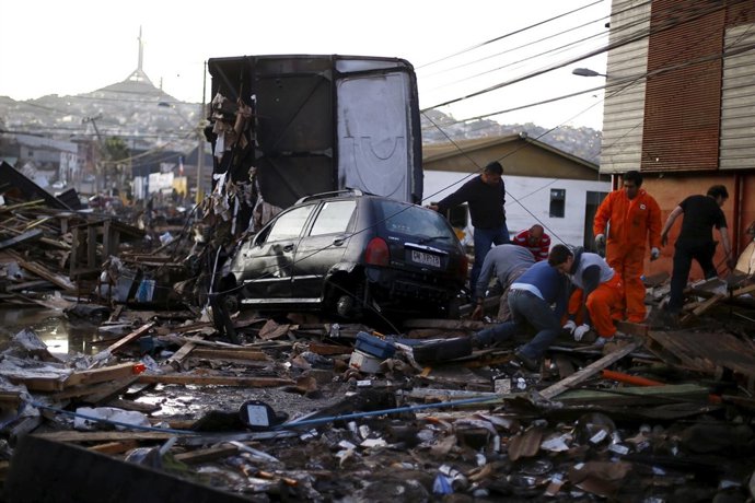 Residentes en Coquimbo (Chile) tras el terremoto