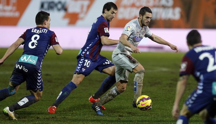 Koke conduce la pelota en el Eibar-Atleti de la pasada temporada