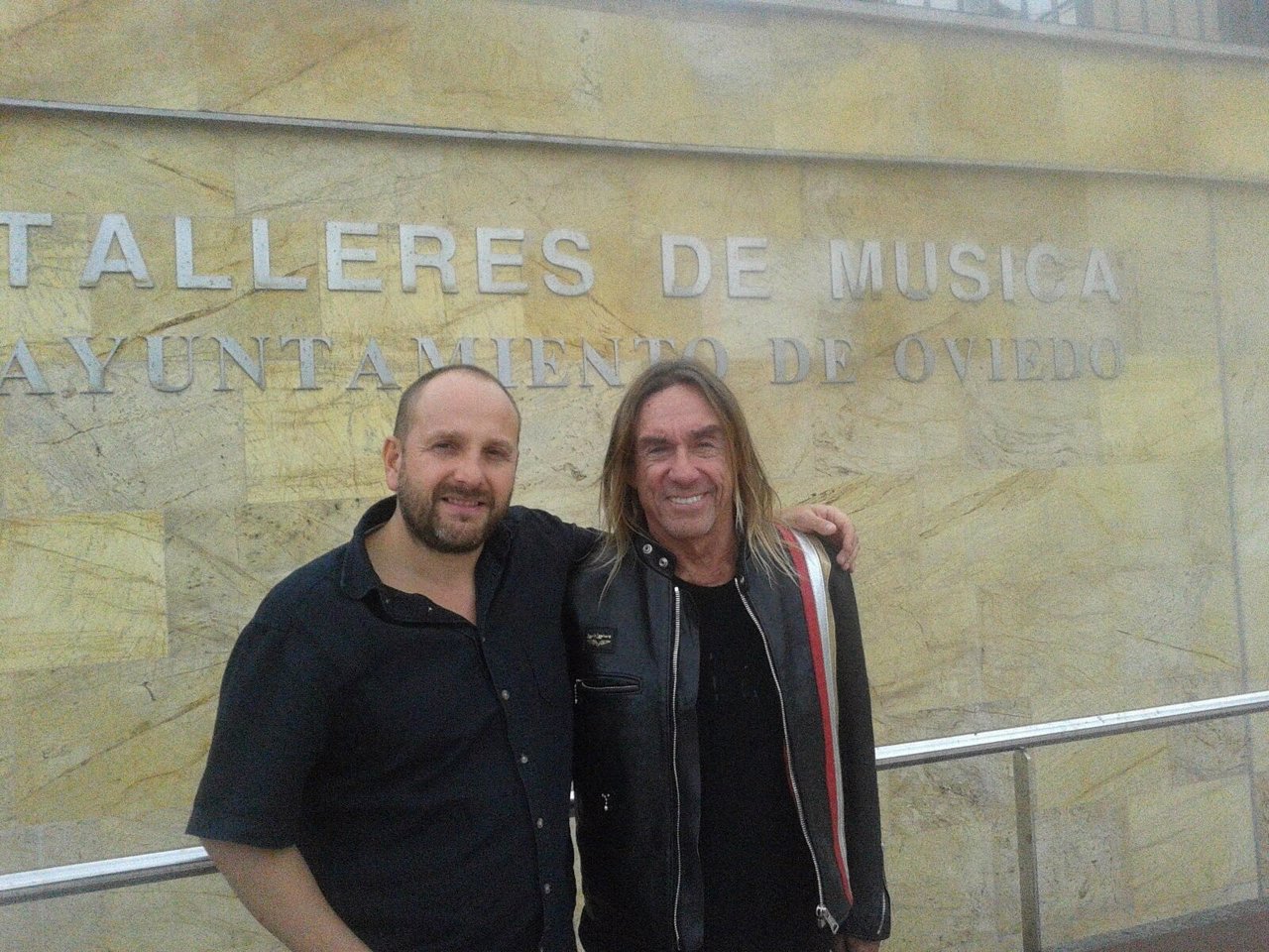 Iggy Pop, con el director del centro, Rubén Rodríguez. 