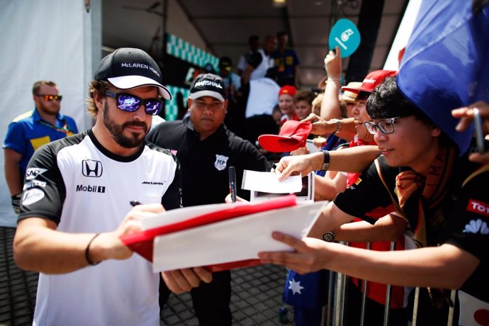 Fernando Alonso firmando autógrafos