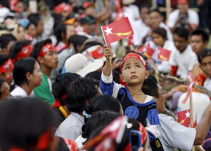 Un niño ondea un banderín de la Liga Nacional por la Democracia 