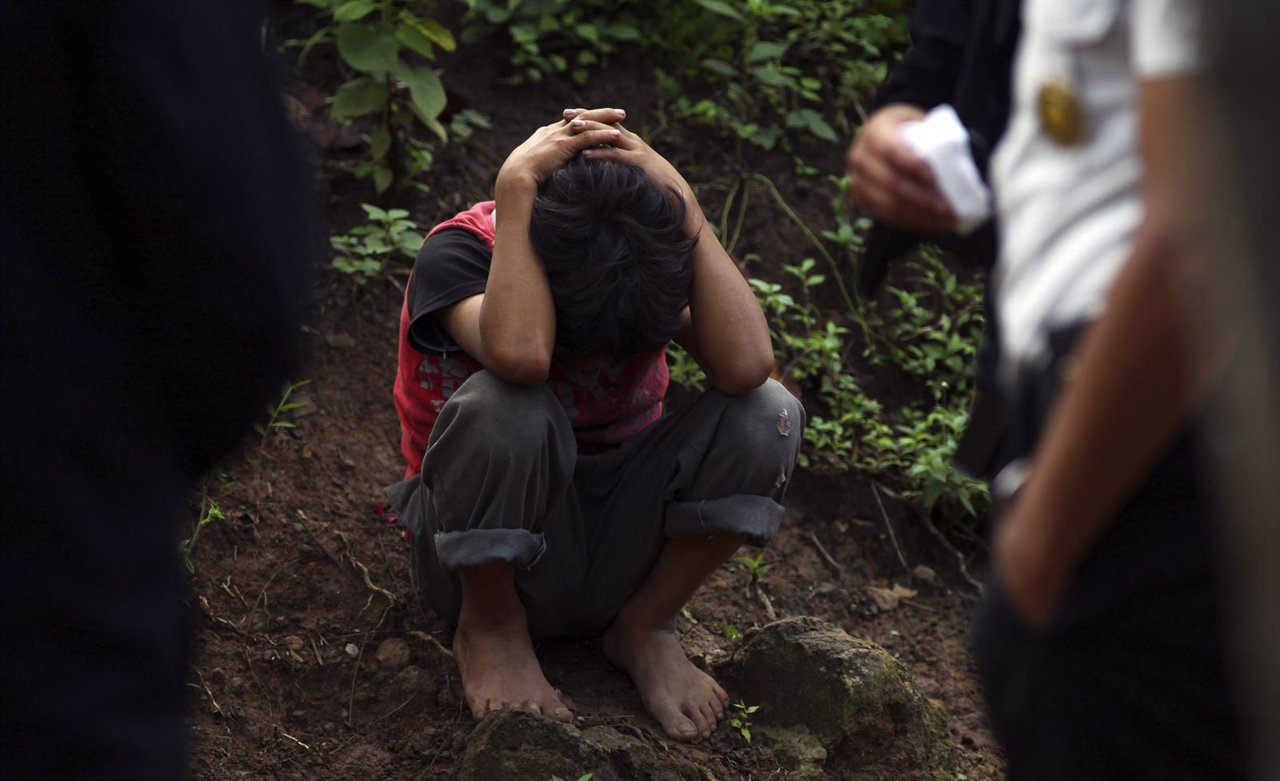 Child who fled during an attack to his family is protected by members of the pol