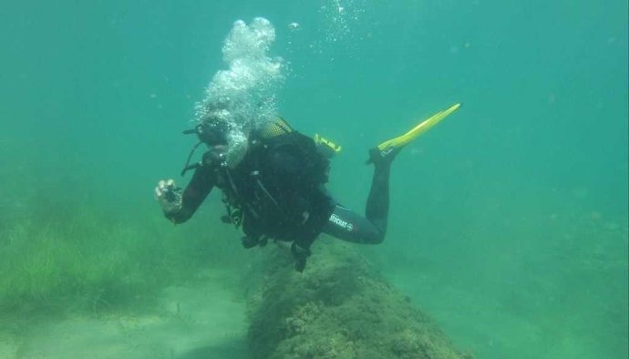 Un buzo en el fondo marino en Mazarrón