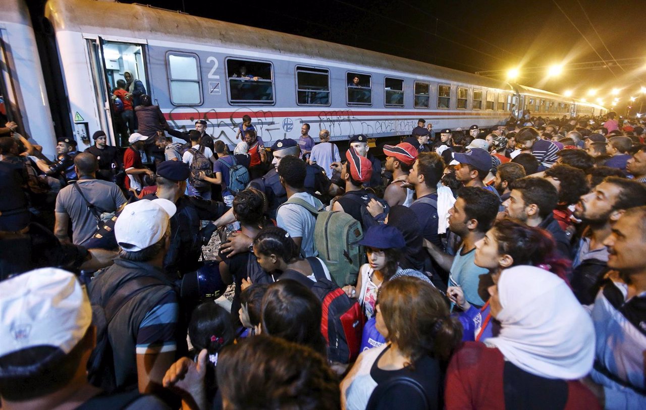Refugiados suben a un tren en Croacia