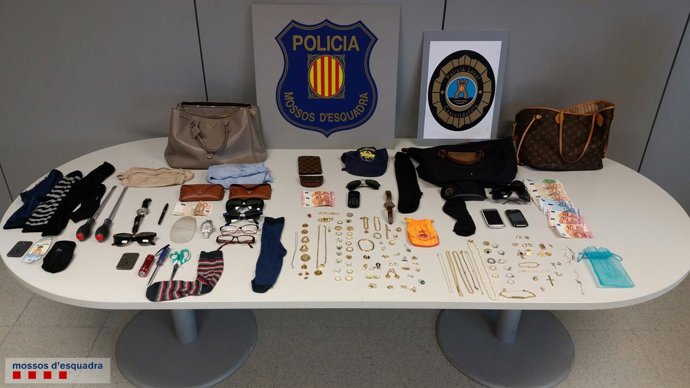 Objetos recuperados a los detenidos por robos en pisos de Barcelona
