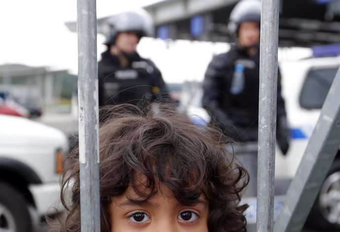 Una niña refugiada en la frontera entre Croacia y Eslovenia