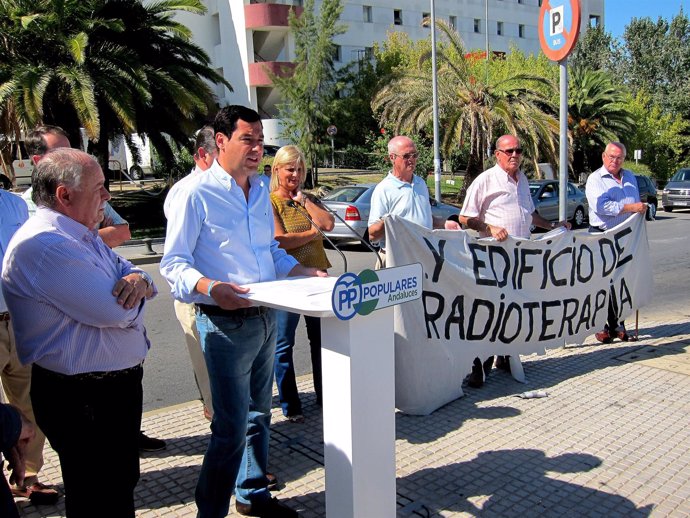 Juanma Moreno, en el hospital de Jerez reivindicando sevicios