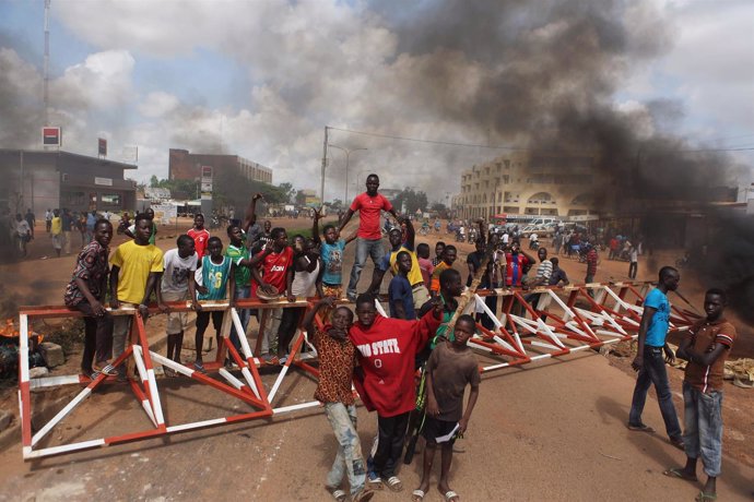 Barricada durante las protestas contra el golpe de Estado en Uagadugú