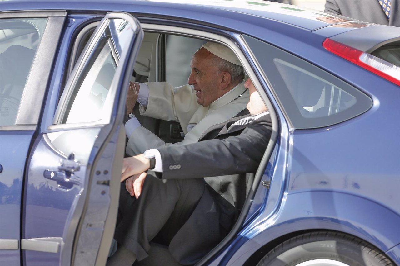 El Papa Francisco llega en coche al aeropuerto de Fiumicino de Roma