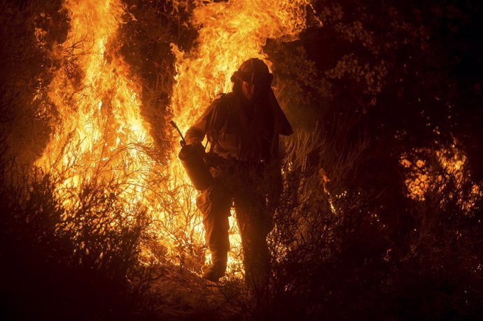 Bombero durante un incendio en California