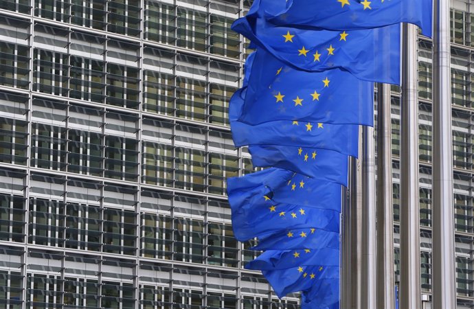 Banderas de la Unión Europea junto a la sede de la Comisión Europea en Bruselas