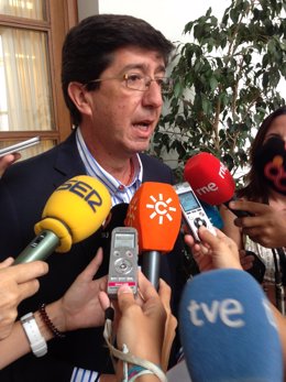 Juan Marín en declaraciones a los periodistas