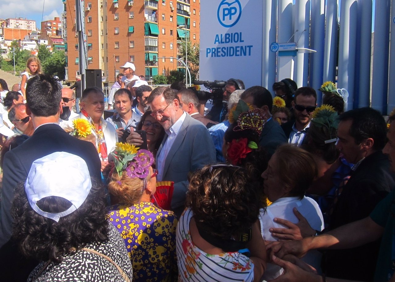 El pte.M.Rajoy con simpatizantes del PP en Badalona
