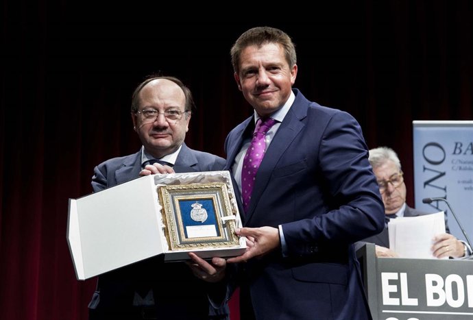 Almeida recibe la medalla de oro. 