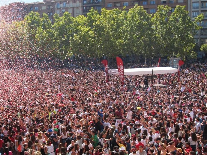 La plaza del Ayuntamiento vibra con Carlos Jean