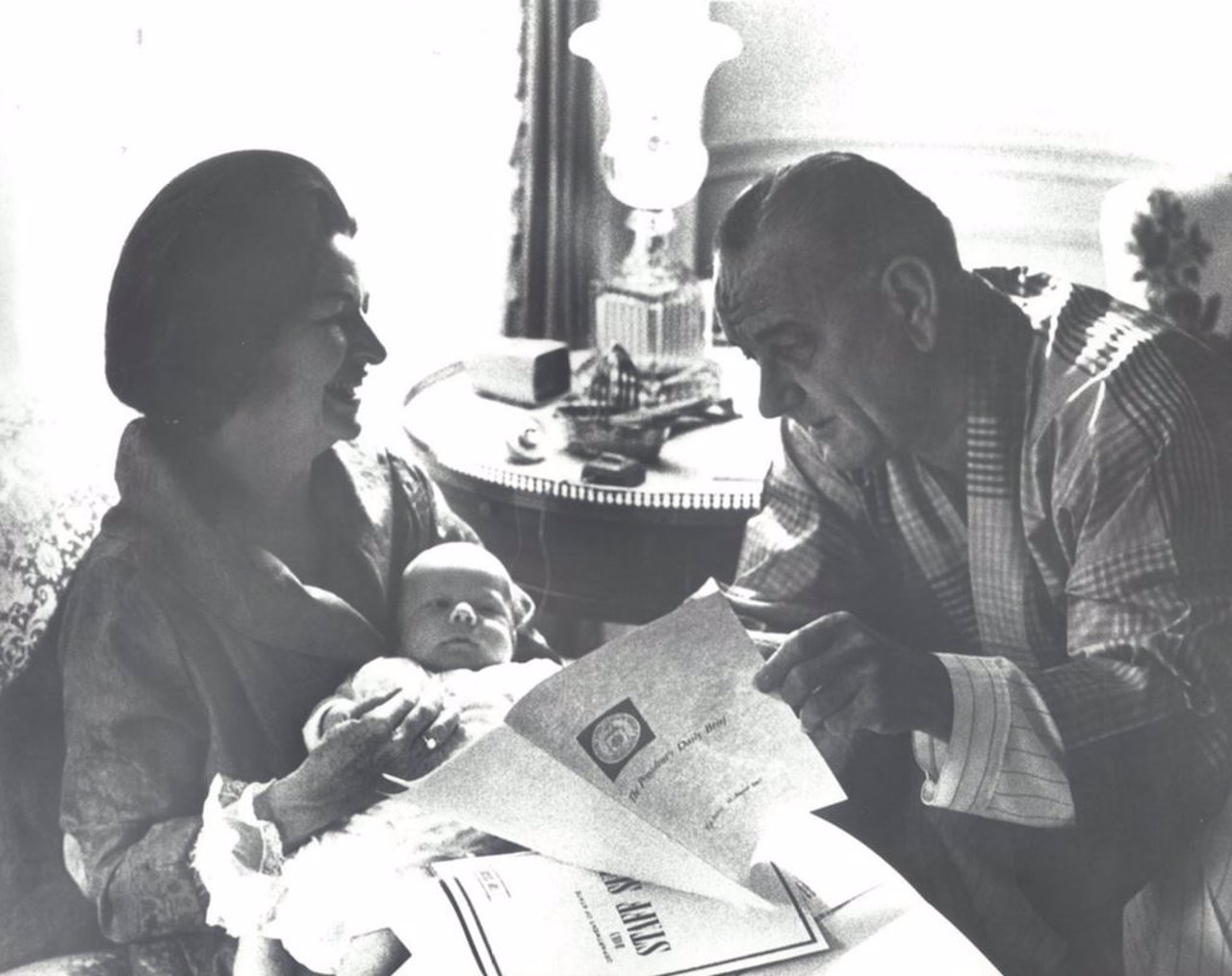 Lyndon Johnson leyendo un informe de la CIA